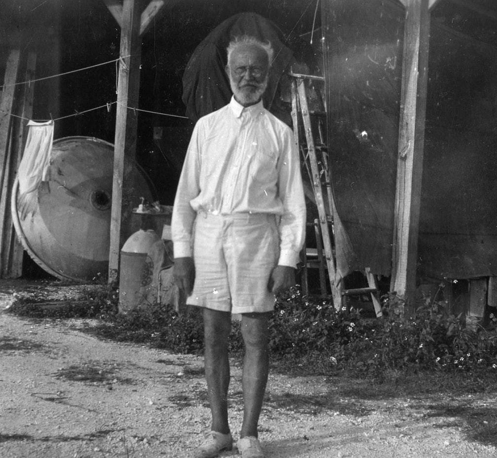1933年一美国医生没能救活毕生真爱，制成尸体标本与她同居七年