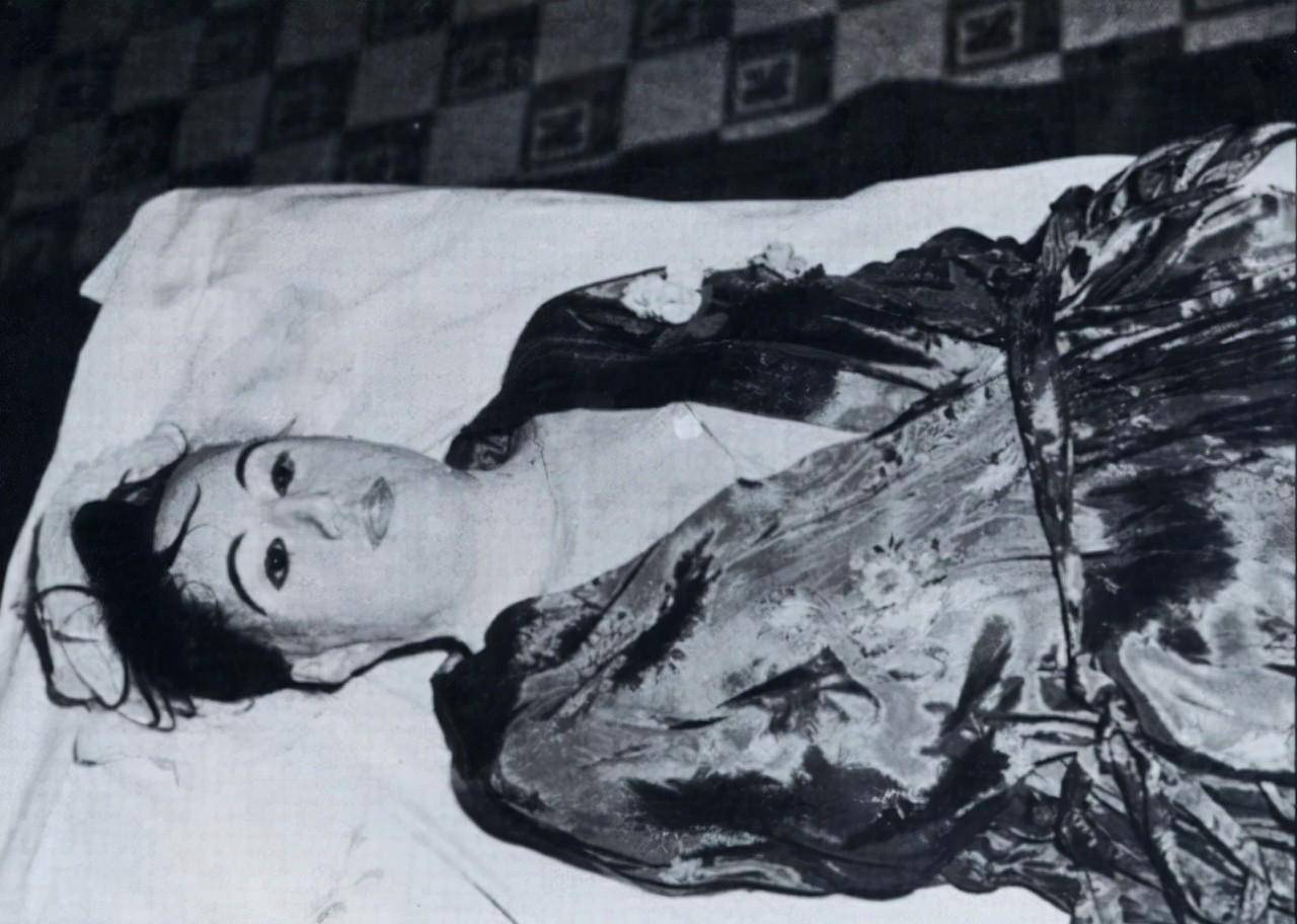 1933年一美国医生没能救活毕生真爱，制成尸体标本与她同居七年
