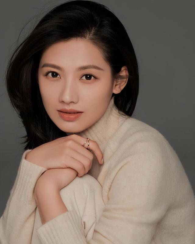 端庄美丽的东北姑娘，演9次女一号没红，如今终于红了
