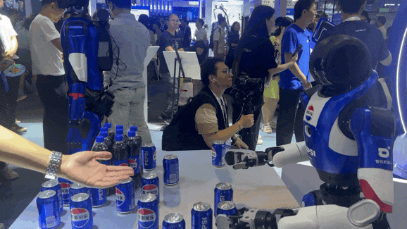 人形机器人，正撕掉“表演”标签